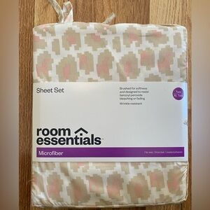 Room Essentials Microfiber Sheet Set - Cream and Pink Pattern Size XL Twin New